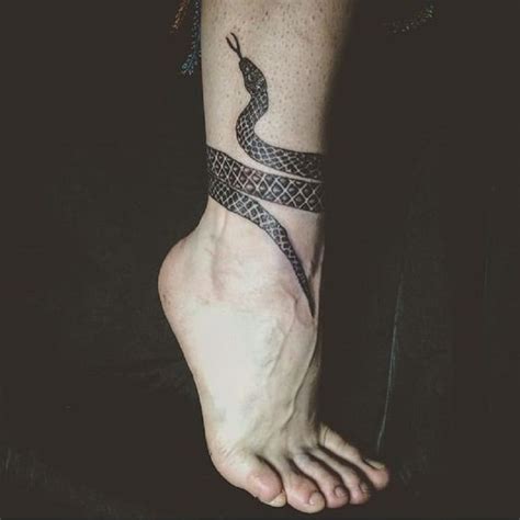 tatuajes de serpientes en la pierna para mujer|Serpiente en la pierna